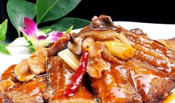 大厨教你红烧带鱼正确做法 不挂糊 不油炸 鱼肉鲜嫩入味还不腥“BJL平台”(图2)
大厨教你红烧带鱼正确做法 不挂糊 不油炸 鱼肉鲜嫩入味还不腥“BJL平台”(图2)