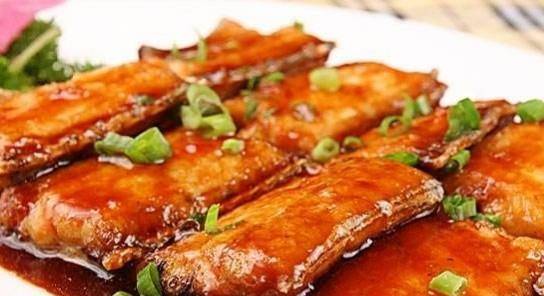 大厨教你红烧带鱼正确做法 不挂糊 不油炸 鱼肉鲜嫩入味还不腥“BJL平台”(图3)
大厨教你红烧带鱼正确做法 不挂糊 不油炸 鱼肉鲜嫩入味还不腥“BJL平台”(图3)