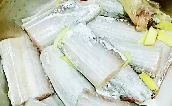 大厨教你红烧带鱼正确做法 不挂糊 不油炸 鱼肉鲜嫩入味还不腥“BJL平台”(图5)
大厨教你红烧带鱼正确做法 不挂糊 不油炸 鱼肉鲜嫩入味还不腥“BJL平台”(图5)